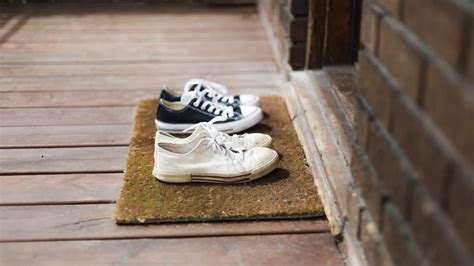 Por qué los expertos recomiendan sacarse los zapatos antes de .